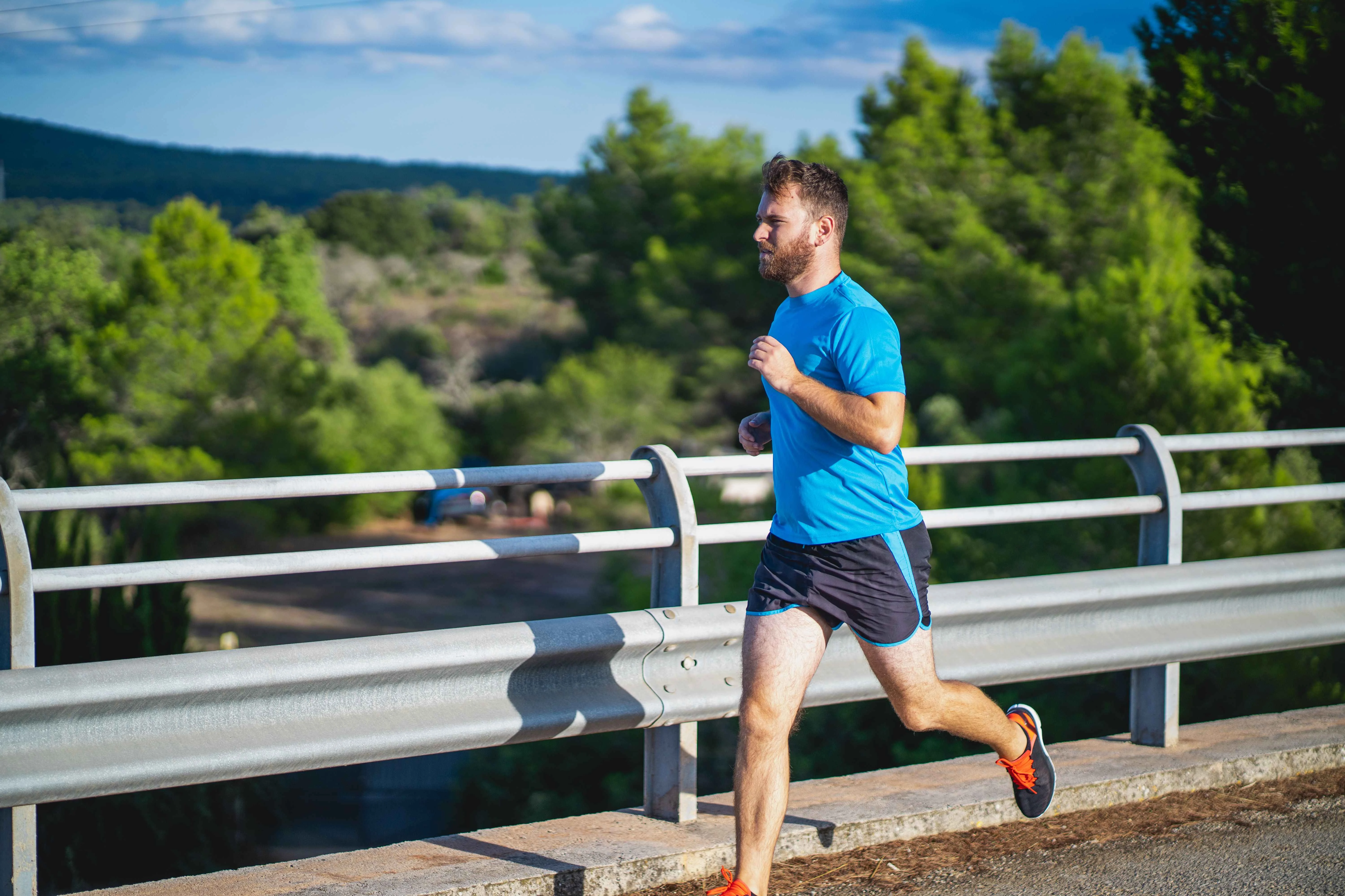 壓縮young Man Jogging By Railing Against Sky 5